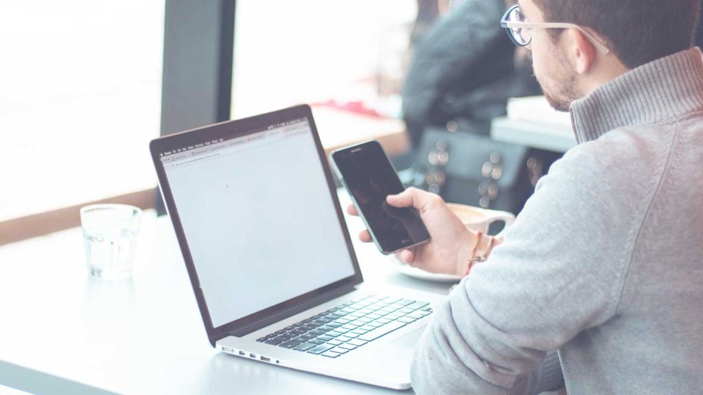 Création de Sites Internet Performants – Collaboration et Innovation Espace de coworking moderne où des experts conçoivent des sites internet performants et optimisés pour le web.